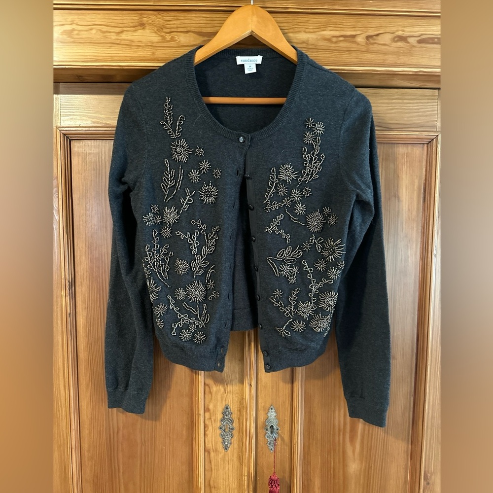 Sundance gold beaded floral
Design Gray cardigan women’s sz M cotton/cashmere